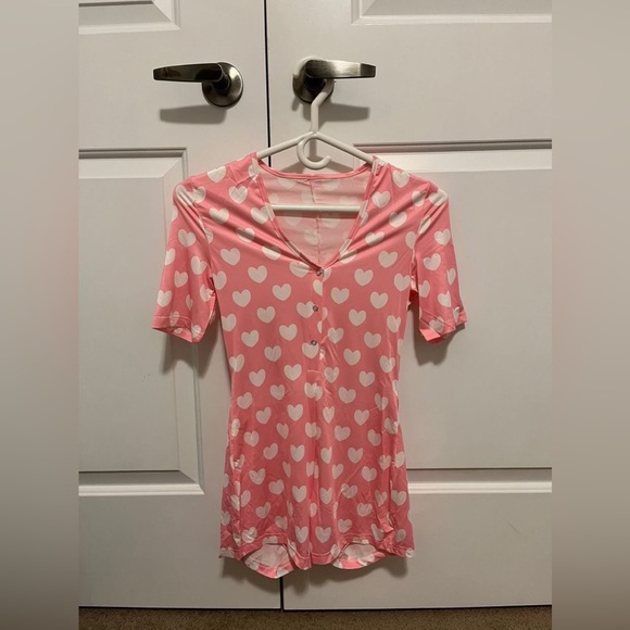 Pink Hearts Onesie โก - Picture 3 of 7
